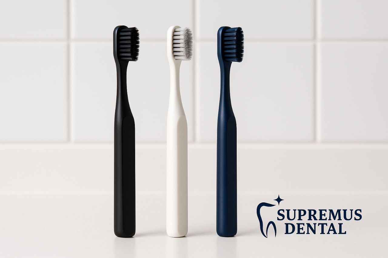 Persona sosteniendo un cepillo dental en un entorno limpio